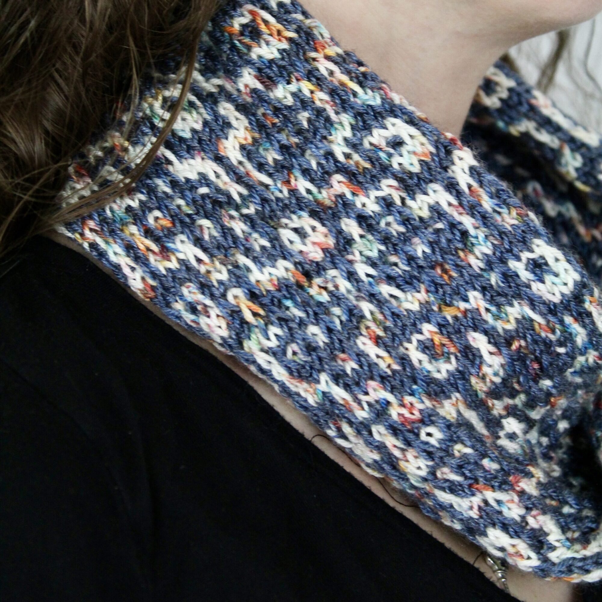 Close-up of slipped stitches in a free mosaic cowl knitting pattern
